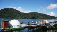 Suasana penginapan tenda yang ada di atas Danau Lau Kawar. (Goklas Wisely/detikSumut)