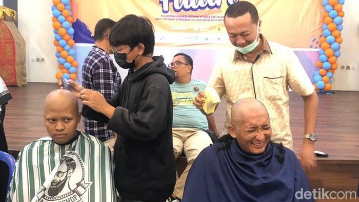 Wali Kota Padang Hendri Septa (kanan) ikut digunduli dalam peringatan Hari Kanker Anak Internasional 2023.