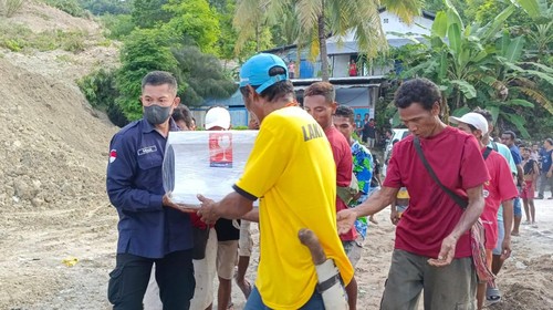 Warga menggotong jenazah secara estafet agar bisa melintas di Jalan Timor Raya, Kelurahan Takari, Kecamatan Takari, Kabupaten Kupang, NTT, yang tertutup material longsor sejak Jumat (17/2/2023) malam.