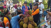 Ritual ini dilangsungkan agar para petani yang memanen durian diberikan keselamatan.
