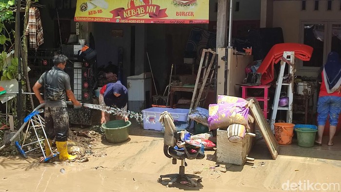 Warga Perum Dinar Indah Semarang bersihkan sisa-sisa banjir, Minggu (19/2/2023).