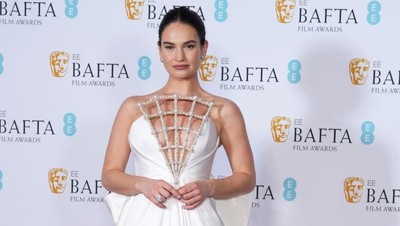Kerangkeng Berkilau di Dada Lily James, Lihat 5 Potretnya!