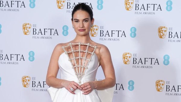 Kerangkeng Berkilau di Dada Lily James, Lihat 5 Potretnya!