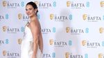 Kerangkeng Berkilau di Dada Lily James, Lihat 5 Potretnya!