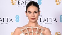 Aktris pemeran Pam and Tommy itu mengenakan gaun putih dengan aksen kerangkeng di bagian dada. (Foto: Gareth Cattermole/Getty Images f/Gareth Cattermole/BAFTA) 
