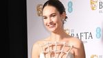 Kerangkeng Berkilau di Dada Lily James, Lihat 5 Potretnya!
