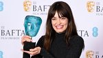 Emma Mackey Semringah Pamer Piala BAFTA