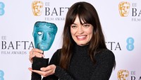 Ekspresi Emma Mackey saat dipotret di karpet merah para pemenang. (Foto: Gareth Cattermole/Getty Images f/Gareth Cattermole/BAFTA)
