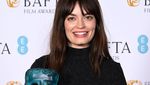 Emma Mackey Semringah Pamer Piala BAFTA