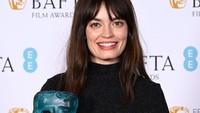 Bintang Inggris itu tampil simpel dengan dress hitam yang memberi efek gemerlap. (Foto: Gareth Cattermole/Getty Images f/Gareth Cattermole/BAFTA)