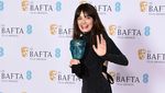 Emma Mackey Semringah Pamer Piala BAFTA