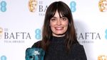 Emma Mackey Semringah Pamer Piala BAFTA