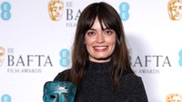Emma Mackey dianugerahi piala EE Rising Star di BAFTA Film Awards 2023. (Foto: Getty Images/Dominic Lipinski)