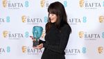 Emma Mackey Semringah Pamer Piala BAFTA
