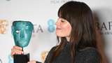 Emma Mackey Semringah Pamer Piala BAFTA