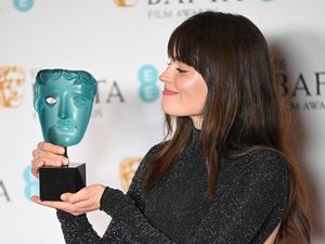 Emma Mackey Semringah Pamer Piala BAFTA