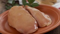 Jalan-jalan ke Myanmar, kamu bisa menemukan bae thwae. Hidangan ini sejenis foie gras yang dibuat dari darah bebek. Biasanya dijual di kawasan Chinatown (Latha Township).