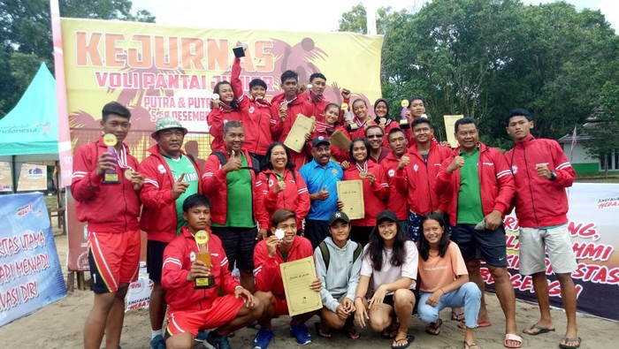 Aiptu Dendy bersama para atlet voli di Pamekasan