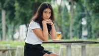 Saat jadi tamu dalam konten YouTube Ini Bukan Talkshow, Akina Fathia mengaku dulu sempat depresi hingga lari ke hal negatif. (Foto: dok Instagram)