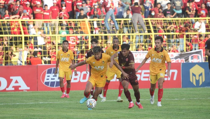 Aksi pemainn Ricky Pratama melewati hadangan pemain Persik Kediri di pertandingan pekan ke-25 Liga 1 2022/2023.