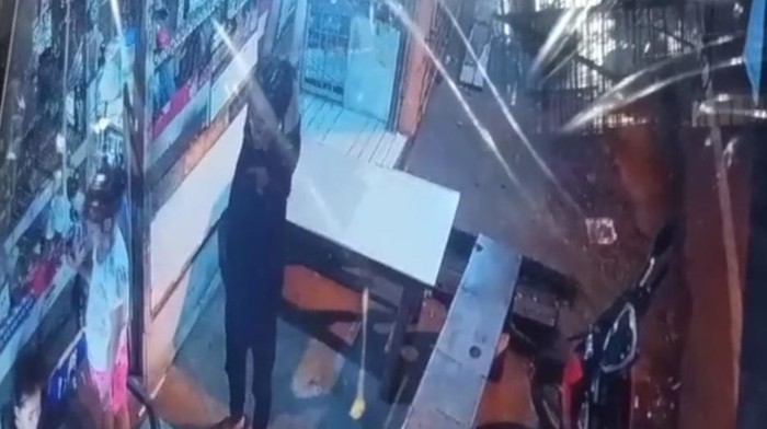 Aksi perampasan handphone pada bocah di Medan. (source: rekaman CCTV)