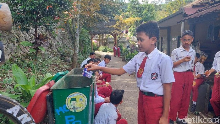Aktivitas Anak-anak SD di Kampung Adat Cireundeu