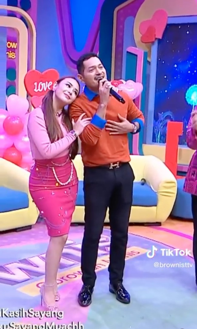 Tak hanya mengubah gaya rambutnya menjadi panjang, penampilan Amanda Manopo selama menjadi co-host di acara televisi tersebut juga terlihat berbeda. Biasanya selalu dipuji, sayangnya kali ini penampilan Amanda Manopo itu disebut netizen justru jadi terlihat lebih tua. Foto: Brownis Trans TV
