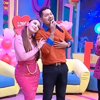 Tak hanya mengubah gaya rambutnya menjadi panjang, penampilan Amanda Manopo selama menjadi co-host di acara televisi tersebut juga terlihat berbeda. Biasanya selalu dipuji, sayangnya kali ini penampilan Amanda Manopo itu disebut netizen justru jadi terlihat lebih tua. Foto: Brownis Trans TV