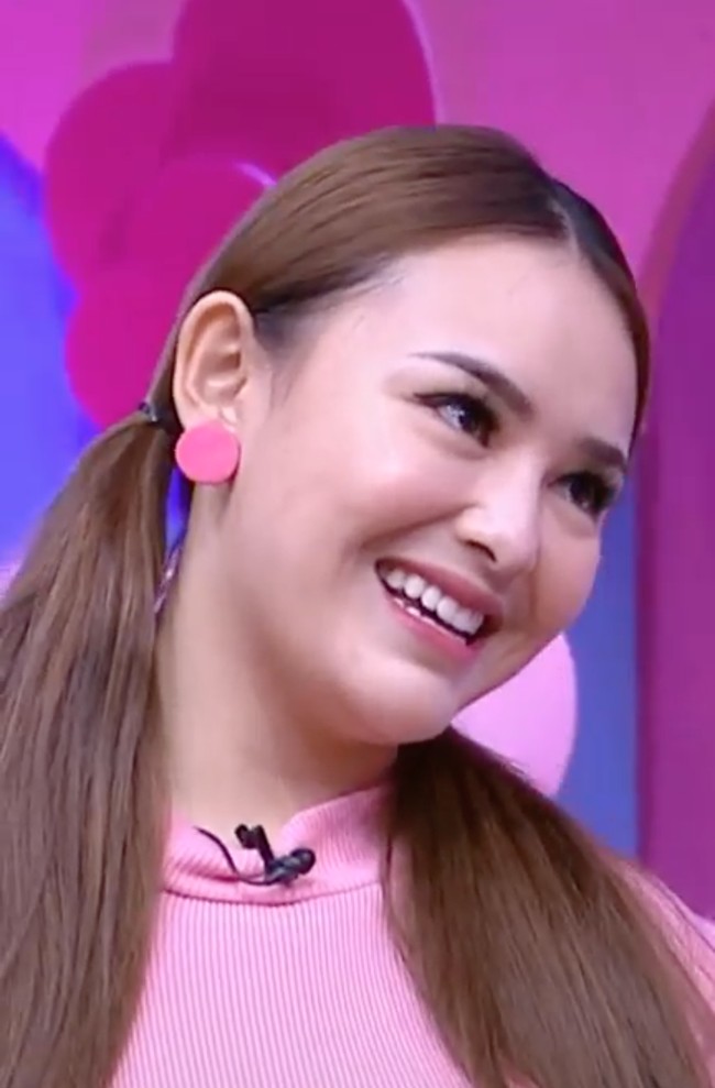 Walaupun beberapa netizen tampak memberikan nyinyiran pada penampilan Amanda, namun tak sedikit juga yang memujinya. Dengan pakaian serba merah muda dan rambut panjang yang diikat dua, Amanda Manopo dipuji cantik. Foto: Brownis Trans TV