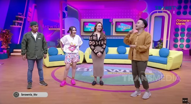 Beberapa juga menyebut penampilan Amanda Manopo jadi terlihat mirip dengan Ayu Ting Ting. Pasalnya keduanya sama-sama bergaya ala cewek Korea. Bagaimana menurutmu? Foto: Brownis Trans TV