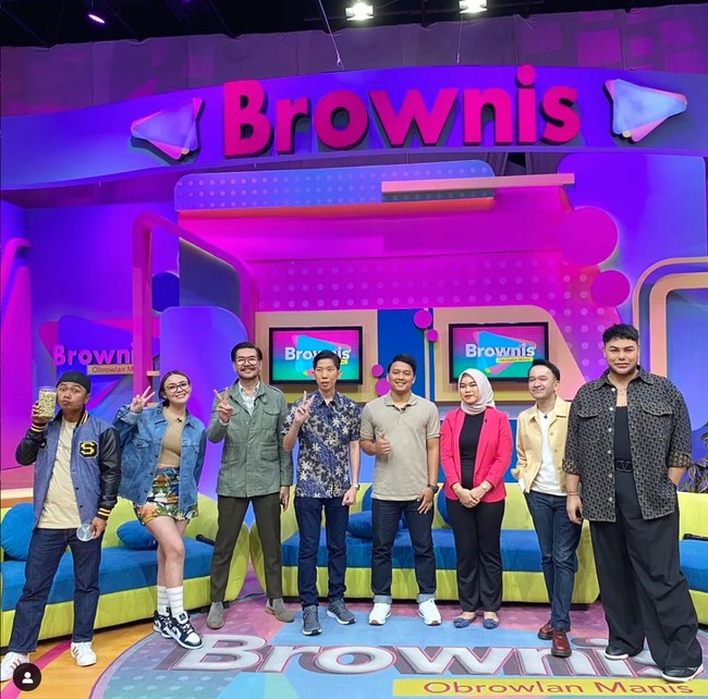 Sayangnya selama menjadi co-host Amanda Manopo dinilai kurang bisa mengimbangi para host yang lain. “Amanda ga bisa ngimbangin host yg lain, ayu dah balik jadi rame lagi brownis, kemarin² ga ada ayu ga seruhh, Amanda ekspresinya datar terus, host yg lain pada ngakak dia mah ttp dengan wajah juteknya,” komentar salah seorang netizen. Foto: Brownis Trans TV