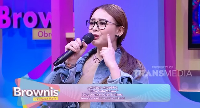 Gaya berpakaian Amanda Manopo saat menjadi co-host juga tak luput dari perhatian netizen. Di TikTok gayanya yang satu ini pun sempat viral usai diunggah ulang oleh akun @isn132. iya amanda kenapa ya gapernah keliatan kek abg smisal difa hadju gtu, komentar salah seorang netizen. Foto: Brownis Trans TV