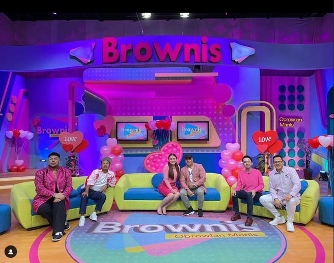 Amanda Manopo yang sebelumnya dikenal dengan karakter Andin yang diperankannya dalam sinetron Ikatan Cinta kini kembali mencuri atensi melalui penampilannya menjadi co-host di acara Brownis Trans TV. Seolah ingin mengubah citranya sebagai Andin, Amanda Manopo tampil berbeda dengan mengubah gayanya. Foto: Brownis Trans TV