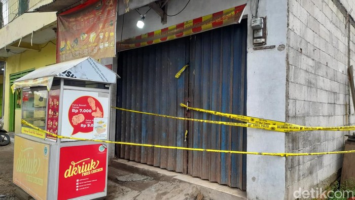 Polisi terus menyelidiki motif pembunuhan terhadap bos ayam goreng di Bekasi, Jawa Barat. Korban dibunuh oleh dua karyawannya pada Kamis, 16 Februari 2023.