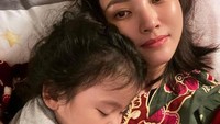 Sarwendah sudah biasa mengenakan daster saat mengurus anak-anaknya di rumah. Foto: Instagram