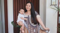Penampilan Asmirandah tetap mempesona dengan dasternya saat bersama anak di rumah. Foto: Instagram