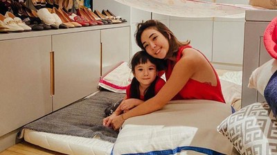 7 Penampakan Berbeda Artis saat Momong Anak di Rumah: Raisa-Gisel