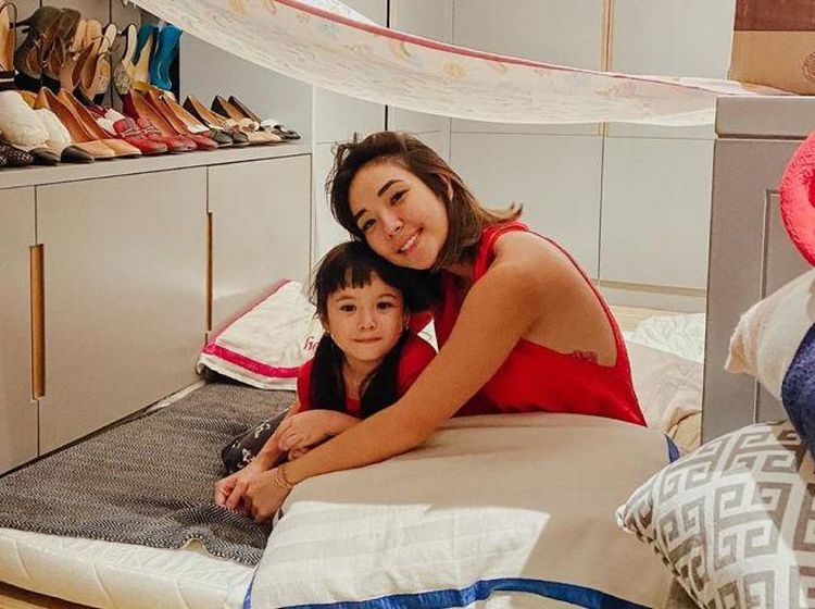 7 Penampakan Berbeda Artis saat Momong Anak di Rumah: Raisa-Gisel