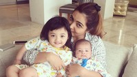 Penampilan Ashanty tanpa make up saat bersama anak-anaknya di rumah. Foto: Instagram