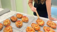 Tak hanya memasak, Aura Kasih juga hobi baking. Ini momennya saat membuat kue dengan topping tomat. Foto: Instagram @aurakasih