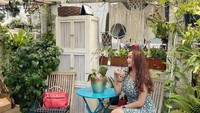 Ini bukti lain bahwa Aura Kasih jago bikin sambal menggunakan cobek. Menurutnya, sebagai orang Sunda harus pandai ngulek sambel. Foto: Instagram @aurakasih