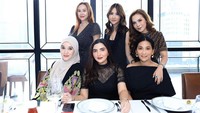 Tak hanya momen memasak saja, ada juga momen Aura Kasih saat menikmati kulineran. Salah satunya saat menikmati es jeruk dengan pemandangan kolam renang. Foto: Instagram @aurakasih