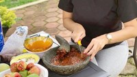 Siapa sangka, artis Aura Kasih ternyata jago masak di dapur. Banyak momen masaknya yang dipamerkan lewat unggahan di Instagram. Foto: Instagram @aurakasih
