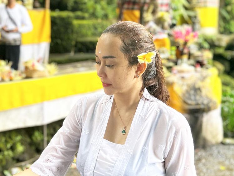 Aura Kasih Jelaskan Alasan Jalani Prosesi Melukat di Bali