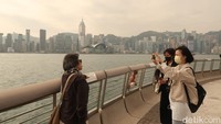 Kamu sekarang tak perlu lagi foto sambil duduk atau rebahan, fotomu akan tampak sangat indah dengan latar gedung-gedung pencakar langit Hong Kong. (bonauli/detikcom)