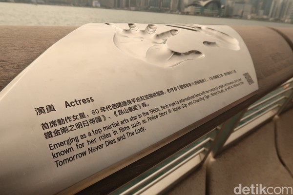 Traveler juga bisa melihat keterangan mengenai artis dan berbagai film populer yang dibintanginya. Keterenagan ditulis dalam bahasa Inggris dan mandarin. (bonauli/detikcom) Traveler juga bisa melihat keterangan mengenai artis dan berbagai film populer yang dibintanginya. Keterenagan ditulis dalam bahasa Inggris dan mandarin. (bonauli/detikcom)