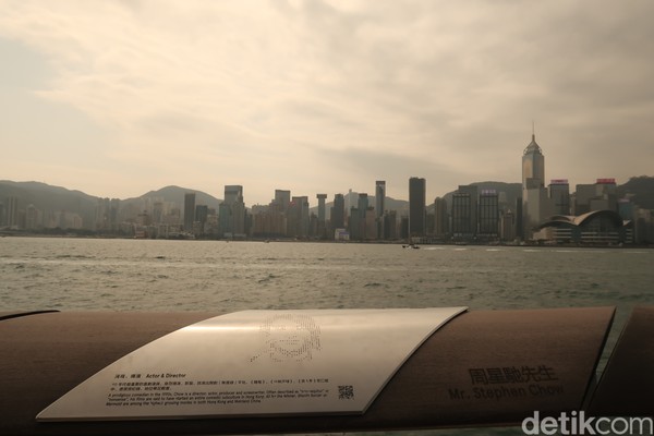 Cap tangan artis bukan lagi berada di jalan tapi dipindahkan ke railing pagar pembatas Victoria Harbour. Pemandangan yang diberikan semakin cantik. (bonauli/detikcom) Cap tangan artis bukan lagi berada di jalan tapi dipindahkan ke railing pagar pembatas Victoria Harbour. Pemandangan yang diberikan semakin cantik. (bonauli/detikcom)