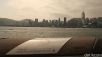 Cap tangan artis bukan lagi berada di jalan tapi dipindahkan ke railing pagar pembatas Victoria Harbour. Pemandangan yang diberikan semakin cantik.  (bonauli/detikcom)