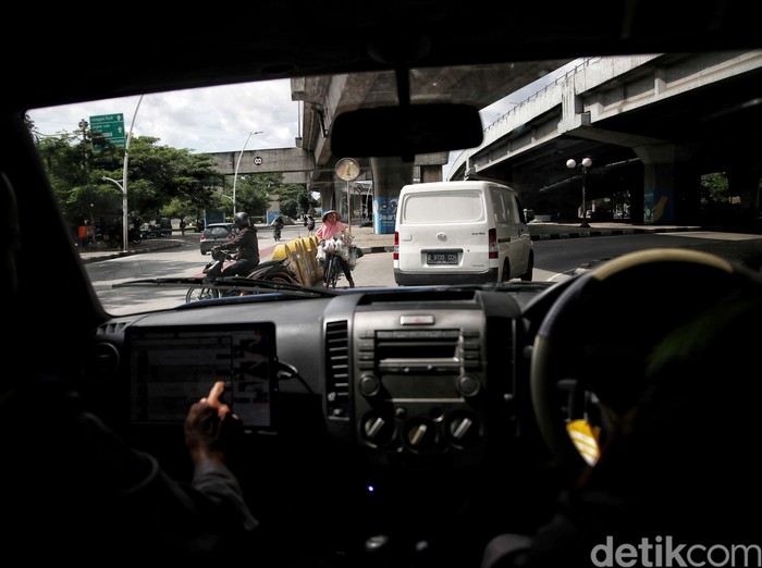 Satlantas Jakarta Utara melakukan operasi  dengan Mobil Tilang Elektronik (E-TLE) di kawasan Jalan Yos Sudarso, Jakarta Utara, Senin (20/2/2023).