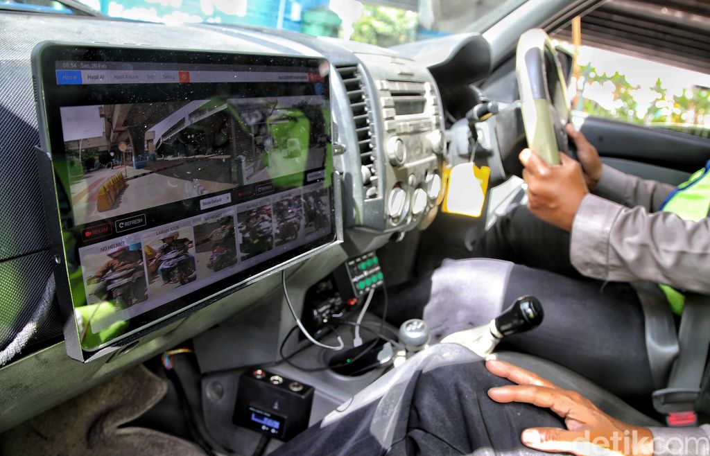 Satlantas Jakarta Utara melakukan operasi  dengan Mobil Tilang Elektronik (E-TLE) di kawasan Jalan Yos Sudarso, Jakarta Utara, Senin (20/2/2023).